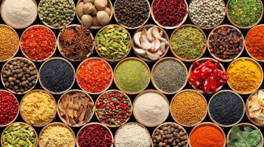 Siyah arka plandaki kaselerde farklı aromatik baharatlar seti. Pankart tasarımı