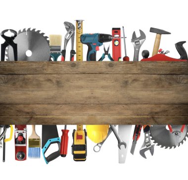 Tahtadan çıkan testereler ve diğer ekipmanlar beyaz arka planda, hazır.