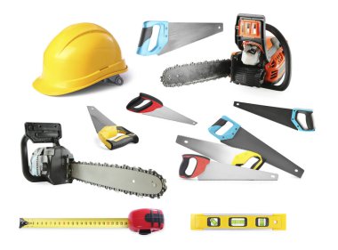 Beyaz zemin üzerinde farklı testereler ve diğer ekipmanlar, set