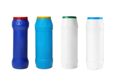 Deterjan dolu şişeler beyaza izole edilmiş.