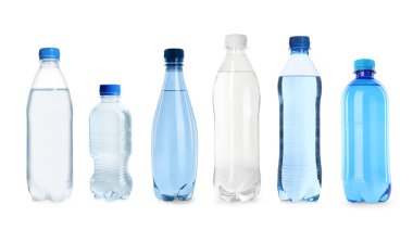 Beyaz arka planda su bulunan plastik şişeler, hazır.