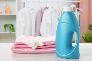 Kumaş yumuşatıcısı ve katlanmış çamaşırları...