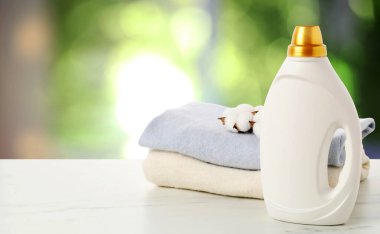 Yatak odasındaki pencereye karşı yumuşatıcı ve havlular. Metin için boşluk