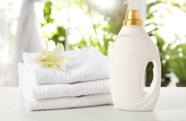 Kumaş yumuşatıcı ve havlular odanın penceresinin önünde.