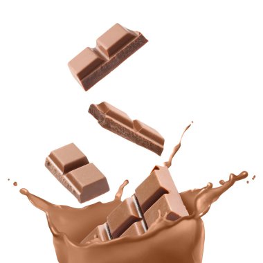 Çikolata parçaları beyaz arka plana dökülen çikolatalı sütün içine düşüyor.