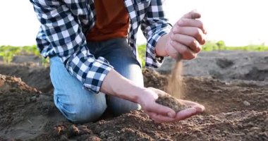 Tarlada toprak yığını olan adam, yakın plan.