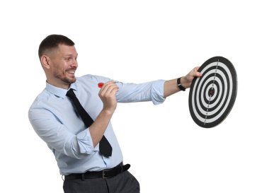 Hedef alınıyor. Beyaz arkaplanda ok ve dart tahtası olan adam