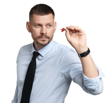 Hedef alınıyor. Beyaz arkaplanı hedefleyen dartlı bir adam.