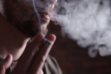 Arka planda sigara içen adam, yakın plan. Metin için boşluk