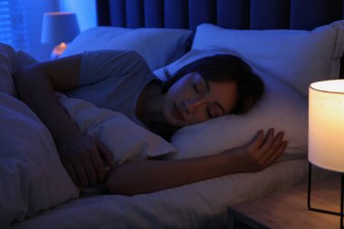 evde yatakta uyuyan güzel kadın