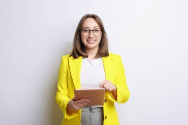 Beyaz arka planda modern tabletli kadın