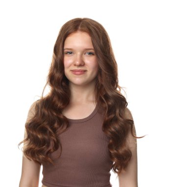 Beyaz arka planda sağlıklı dalgalı saçlı güzel bir genç kızın portresi.