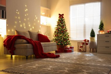 Güzel Noel ağacı ve odadaki diğer dekorlar. Şenlikli iç tasarım