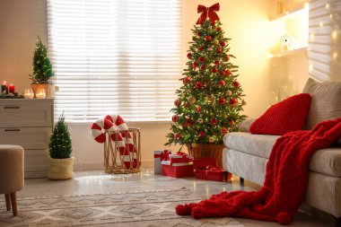 Güzel Noel ağacı ve odadaki diğer dekorlar. Şenlikli iç tasarım