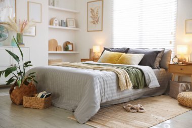 Odasında yumuşak çarşaflar ve battaniyeler olan rahat bir yatak. Ev tekstili