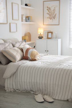 Odasında yumuşak çarşaflar olan rahat bir yatak. Ev tekstili