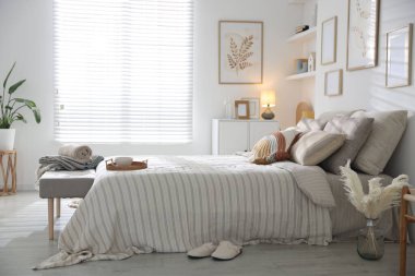 Odasında yumuşak çarşaflar olan rahat bir yatak. Ev tekstili