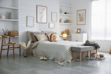 Odasında yumuşak çarşaflar olan rahat bir yatak. Ev tekstili