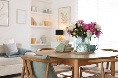 Güzel çiçekli yemek masası ve bulaşık takımı odada, mesaj için yer var. İç tasarım