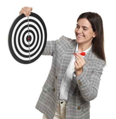 Hedef alınıyor. Beyaz arka planda ok ve dart tahtası olan gülümseyen iş kadını.