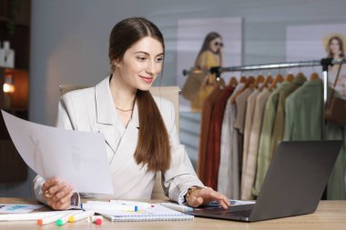 Moda stilisti stüdyoda çalışıyor.