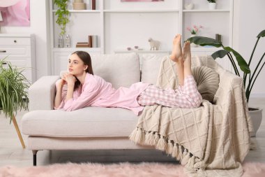 Evdeki rahat koltukta dinlenen güzel bir kadın.