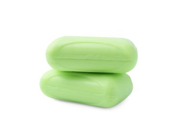 Beyaza izole edilmiş iki sabun çubuğu. Kişisel temizlik.