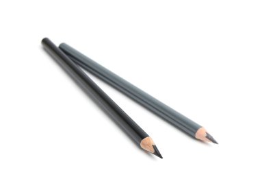 İki farklı kaş kalemi beyaza izole edilmiş.