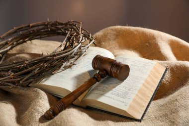 Yargıç tokmağı, İncil ve çuval bezi kumaşında dikenli taç.