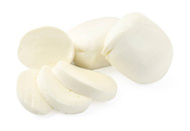 Mozarella peyniri parçaları beyaza izole edilmiş.