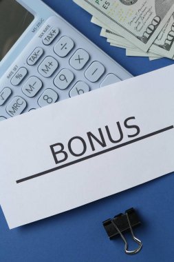 Kelime bonusu, para, hesap makinesi ve mavi arkaplan klipleri içeren kart, düz uzanma