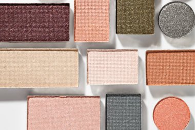 Beyaz arka planda güzel göz farı dolgu kapları, düz yatış