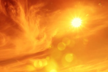 Sıcak yaz havasında güneşli ve bulutlu turuncu gökyüzü. Son derece yüksek sıcaklık