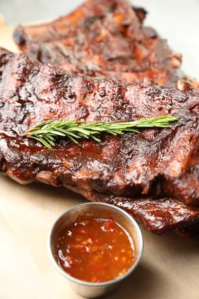 Biberiyeli ve soslu domuz pirzolası, yakın plan.