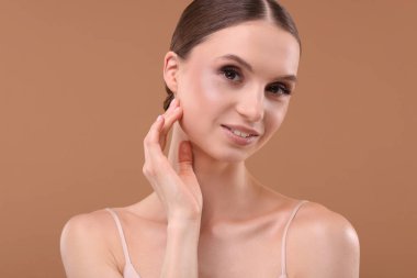 bej renkli arka plan üzerinde güzel genç kadın portresi