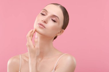 pembe bir arka plan üzerinde güzel bir genç kadın portresi