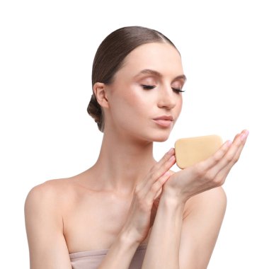 Beyaz arka planda sabun çubuğu olan güzel bir kadın.