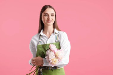 Pembe arka planda güzel şakayıklar olan bir çiçekçi.