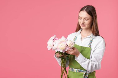 Pembe arka planda güzel şakayık çiçekleri olan bir çiçekçi.