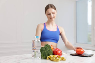 Beyaz mermer masa içinde diyet planı geliştiren kadın, seçici odaklanma