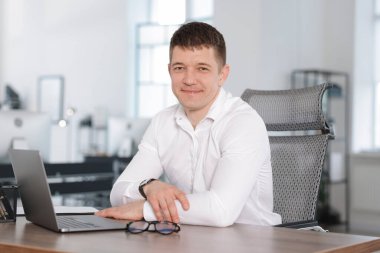 Ofisteki yakışıklı adamın portresi.