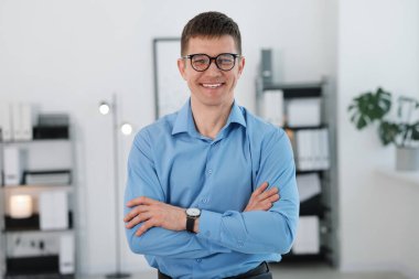 Yakışıklı orta yaşlı bir adamın portresi.