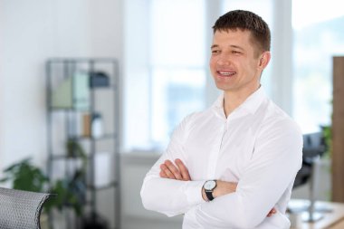 Yakışıklı, orta yaşlı bir adamın portresi. Metin için boşluk