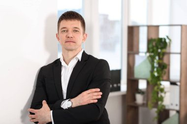 Yakışıklı, orta yaşlı bir adamın portresi. Metin için boşluk