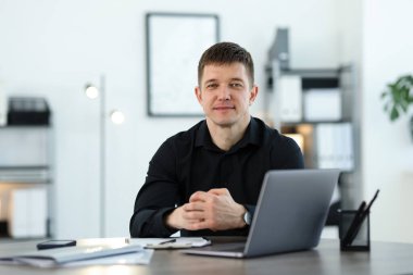 Ofisteki yakışıklı adamın portresi.