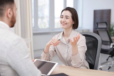 Aday ve adayın ofiste iş görüşmesi var.