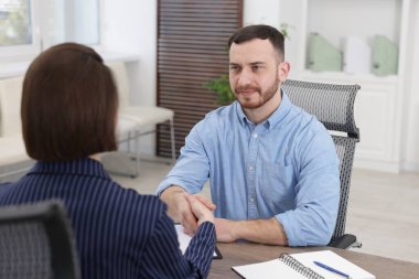 Asker ve aday ofiste el sıkışıyor.