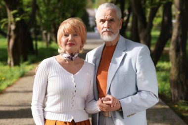 Sevgili son sınıf çiftimiz parkta birlikte vakit geçiriyorlar.