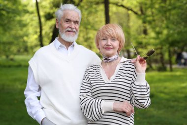 Sevgili son sınıf çiftimiz parkta birlikte vakit geçiriyorlar.