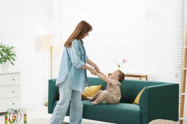 Mutlu anne oğluyla evde vakit geçiriyor.